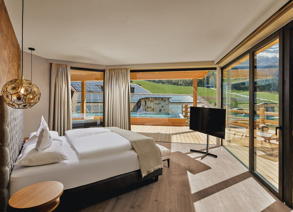 Benessere a 5 stelle nell’esclusiva suite Antermoja dell’hotel Cyprianerhof, con infinity pool e vista mozzafiato sulle Dolomiti