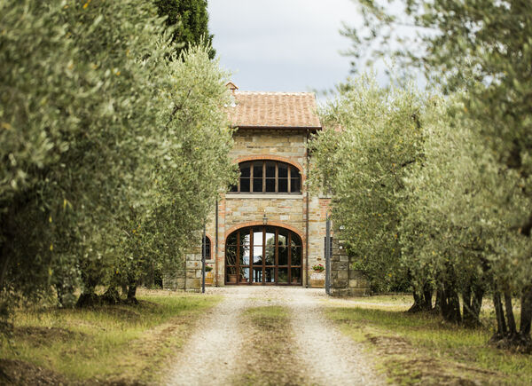 Storia, tradizione e amore per la vigna: Tenuta Sette Ponti è la culla dell’arte enoica della famiglia Moretti Cuseri.