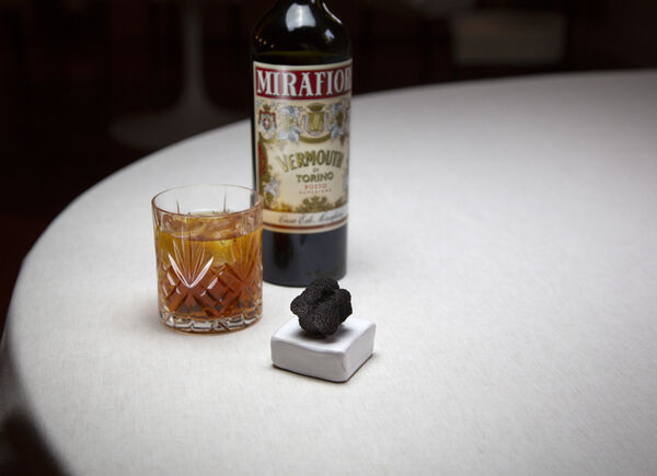 Tartufo Regale, il primo tartufo d’Alba al cioccolato dello chef stellato Alciati, perfetto col Vermouth Rosso Superiore di Casa E. di Mirafiore.