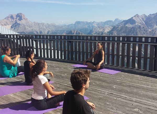 Benessere e libertà in quota con Tofana-Freccia nel Cielo tra forest bathing e lezioni di yoga 