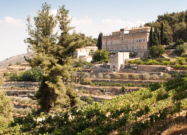 Vini d’Abbazia 2026: masterclass e una mostra raccontano il vino attraverso spiritualità, ricerca e arte.