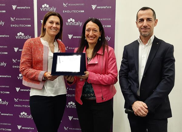 Il Sangiovese biosimbiotico di Poderi dal Nespoli, GUALDO, vince il premio “Miglior iniziativa sostenibile in ambito produttivo” di Vini & Consumi Awards