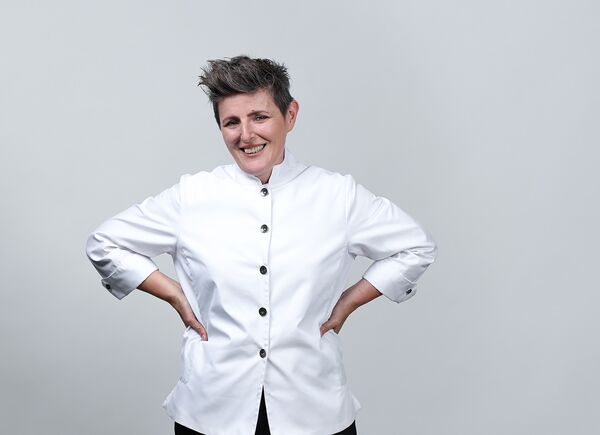 Viviana Varese trova la sua nuova casa a Passalacqua, sul Lago di Como, dove firma una nuova proposta gastronomica.