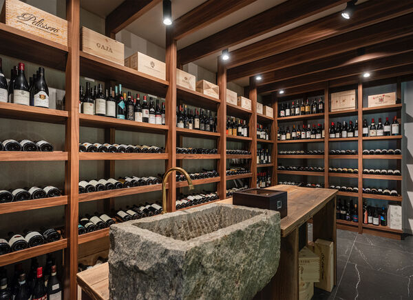 Dalla carta vini di EALA, un assaggio del paesaggio autunnale del Garda che coinvolge tutti i sensi.