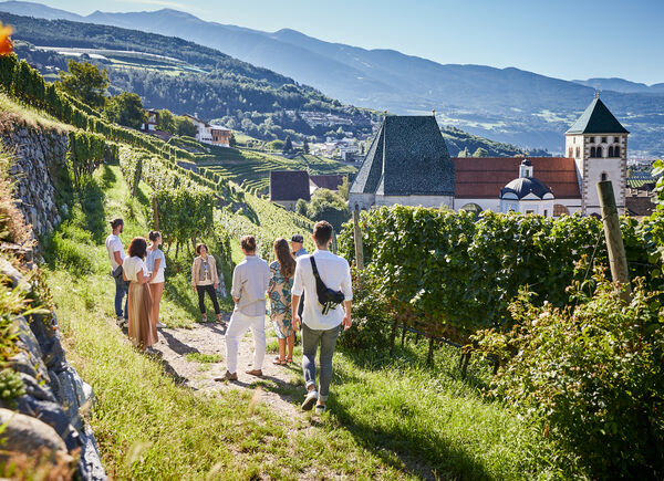 Primavera in Valle Isarco, tra silenzio e spiritualità: l’Abbazia di Novacella inaugura due mostre fotografiche. 
