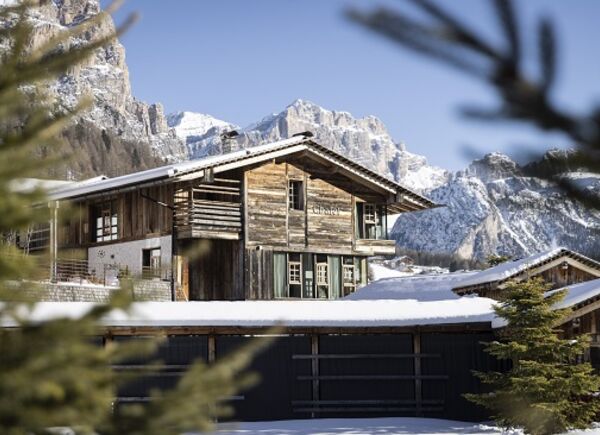 Otto esclusivi chalet al Dolomiti Wellness Hotel Fanes. Per chi ama la vacanza active invernale tra lusso e indipendenza.