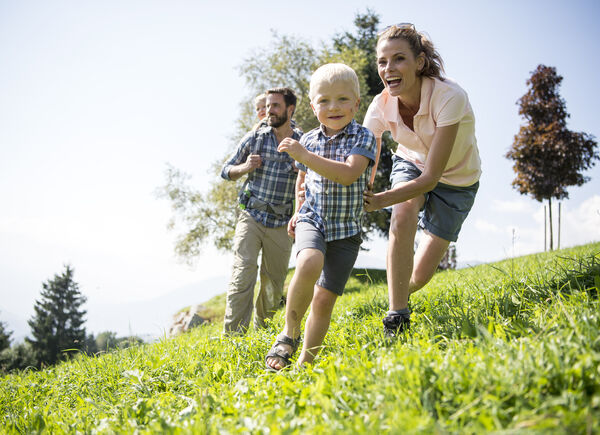 Estate in famiglia nei Familienhotels Südtirol in Alto Adige.  Le date di apertura in totale sicurezza