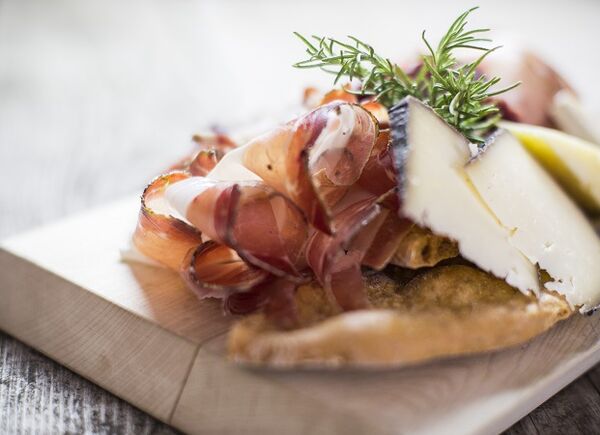L’autunno a tavola con i prodotti proposti da Pur Südtirol: speck 100% altoatesino e strudel di albicocche