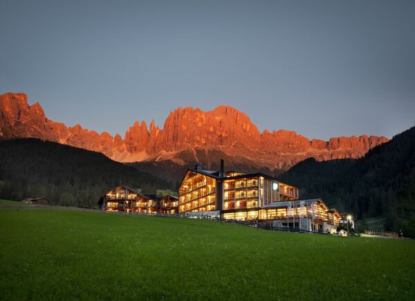 Le Dolomiti diventano teatro dell’opera “La serva padrona”, in scena all'hotel 5* Cyprianerhof, in Val di Tires.