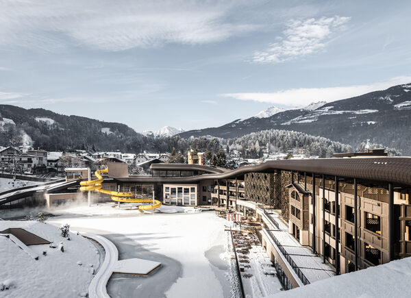Natale in Val Pusteria con i Familienhotels Südtirol tra sport invernali, esperienze culinarie ed escursioni sulla neve per vivere le festività in famiglia.