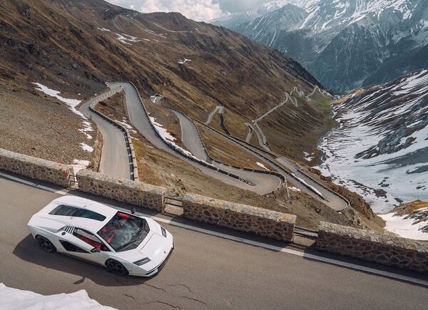 Il meraviglioso scenario dello Stelvio per la nuova Lamborghini Countach.