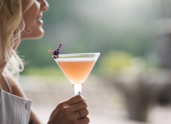 Enrosadira Cocktail: il tramonto delle Dolomiti nel bicchiere. Il signature drink dell'Hotel Fanes.