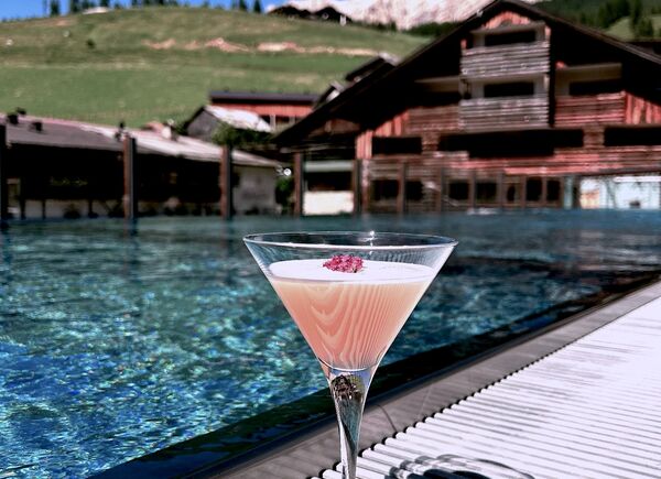 Il Dolomiti Wellness Hotel Fanes brinda all’estate con Enrosadira, il nuovo signature cocktail.