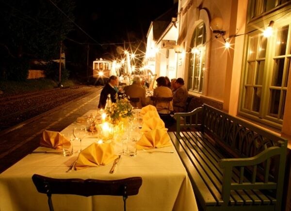 In Alto Adige, appuntamenti gourmet alle stazioni dello storico trenino del Renon con le proposte dello chef Zippl.