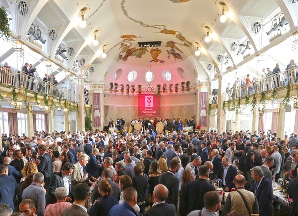 Al via domani il 31° Merano WineFestival (4-8 novembre) all'insegna della sostenibilità. Tra i nomi celebri spunta Gerry Scotti.