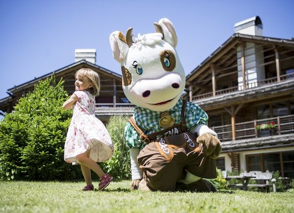 Al Post Alpina - Family Mountain Chalets di San Candido divertimento e benessere con la mascotte Pina