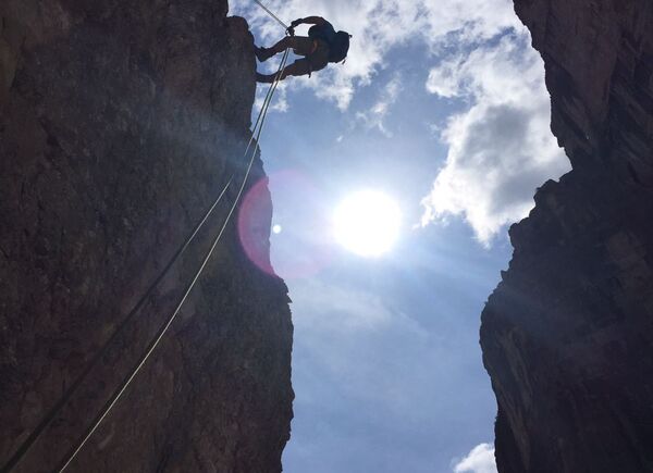Rappeling in Tofana: adrenalina pura lungo le rocce delle Dolomiti.
