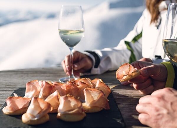 Torna lo SpeckAperitivo, l’originale e gustoso happy hour con i tipici sapori altoatesini tra i rifugi dell’area vacanze sci & malghe Rio Pusteria