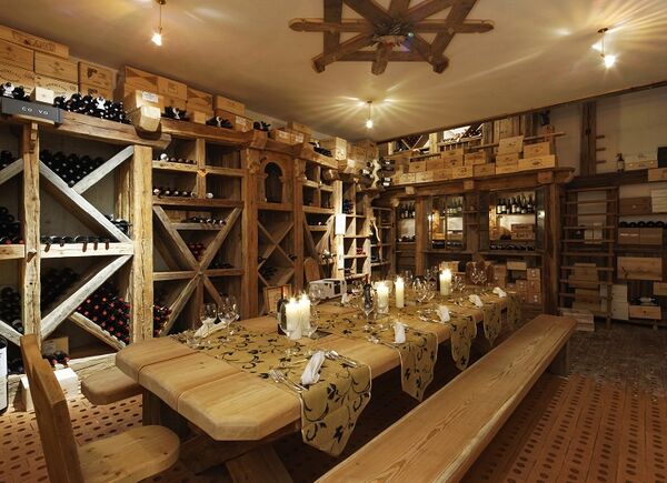 Cene in cantina al Dolomiti Wellness Hotel Fanes. Fino a fine ottobre appuntamenti enogastronomici alla scoperta dei più autentici sapori dell’Alto Adige.