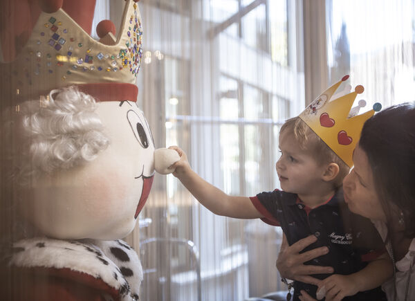 Le SPA della dolce attesa ai Familienhotels Südtirol. Mamme felici tra massaggi Ayurvedici Abhyanga, sessioni di yoga anche per i bambini, lezioni di Shiatsu e tanta ginnastica in acqua. 